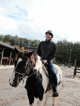 栗原慎吾（くりはら しんご）／POPER代表取締役CEO。1983年埼玉県さいたま市（旧与野市）生まれ。明治大学経営学部卒業後、住友スリーエム（現：スリーエム ジャパン）に入社する。歯科用製品事業部に配属され、2010年にはグローバルマーケティングアワードを受賞。その後ソウルドアウトに入社し、Webマーケティングを担当。2012年、友人に誘われ塾の共同経営者として参画し、経営から講師まであらゆる業務を経験。当初20名ほどの生徒数を60名にまで増加させる。塾業界のシステム化を進めるべく、2015年にPOPERを設立し、現職。2022年、東証グロース市場に上場（写真：栗原慎吾）