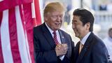 トランプ大統領（左）は追加関税の発表に際して、故・安倍元首相（右）の名前を連呼。そこに関税問題を解決するヒントが隠されているかもしれない（写真：ブルームバーグ）