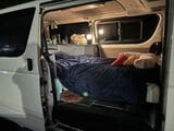 余談だが、今回の富士24時間レースは筆者が日常的に使用している「ハイエース キャンパーアルトピアーノ」 を持ち込み車中泊しながら取材した（筆者撮影）