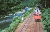 山陰本線旧線の保津峡駅付近を走るキハ40系の列車（撮影：南正時）
