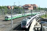 ヘルシンキ近郊電車（右）と中距離電車の旧型車（左）が並走（筆者撮影）