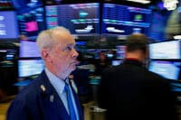ダウ800ドル安､下げ幅は2018年以降で最大 米長短金利逆転で景気後退の懸念が台頭