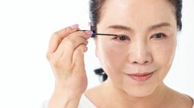 美容医療でもまつエクでもない､60代の顔印象を変えるのは｢舌トレ｣と｢まつ育｣——二重あごや寂しい目元を整える