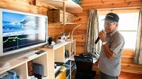 250万円でつくった70代男性のお手製｢ミニログハウス｣家から10秒の"男の隠れ家"に訪ねてみたら