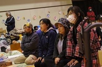 石巻市が21日の小中学校再開を前に住民に避難所からの移動を急遽要求、拙速な方針に住民が猛反発