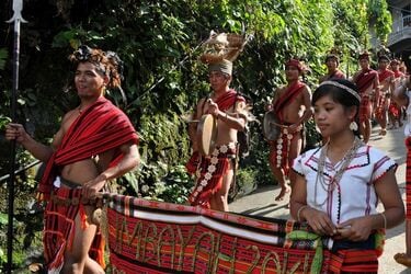 手作りスクーターで坂道を激走､フィリピンの奇祭 山岳先住民の｢収穫祭