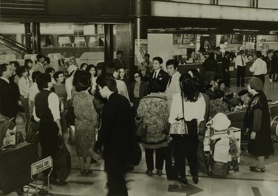 成田空港出発ロビー、海外ツアーの団体客