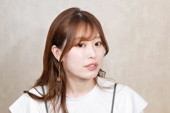 前髪のセットの仕方を解説するAYAMARさん