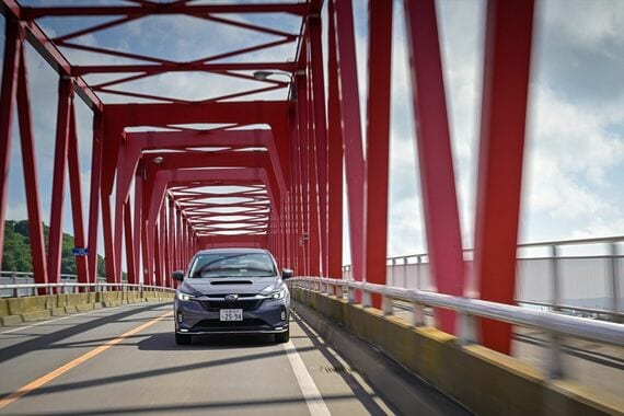 厚岸湾と厚岸湖の境にかかる厚岸大橋をゆく(写真:SUBARU)