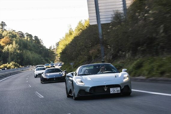 歴代のマセラティが連なってのツーリングは壮観だ（写真：Maserati Japan）