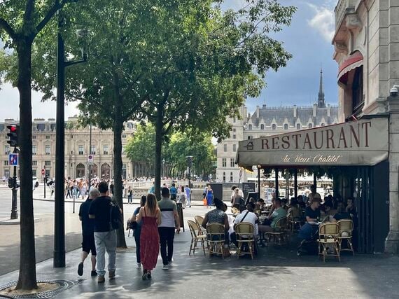 カフェとパリの街並み