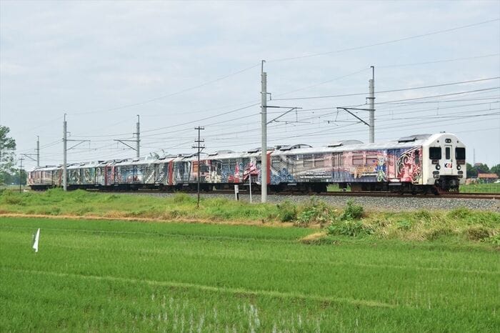 元ジャカルタの電車、Holec型のKRDE。電化工事の