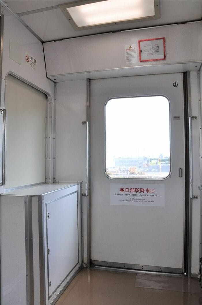 3号車のデッキ。左側の窪んだ部分には