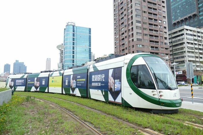 台湾の高雄を走る架線なしトラムはスペイン製
