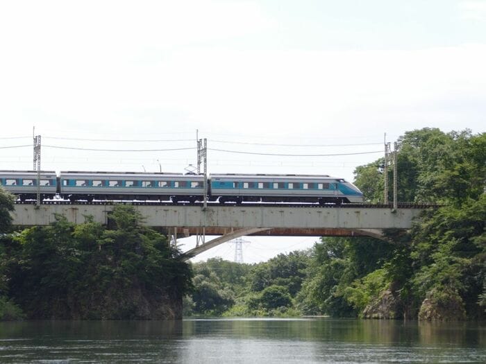 東武鬼怒川線を走る水色のスペーシア
