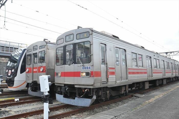 最新鋭の6020系（左奥）、8500系（中央）と並ぶ