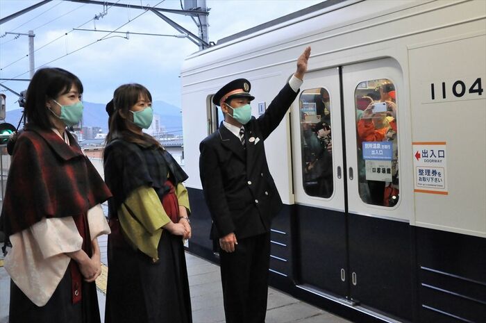 全線再開1番列車に発車合図を出す上田駅の児平駅長