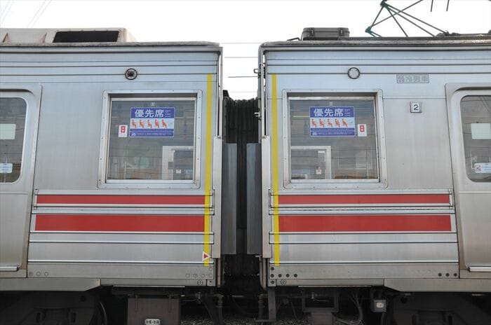 8590系（左）と違い8090系は戸袋に継ぎ目が見える