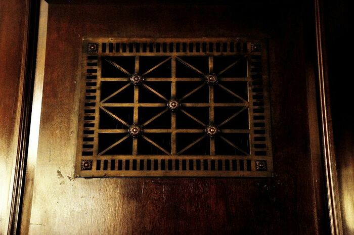 空調の吹き出し口の装飾も端正にデザインされている