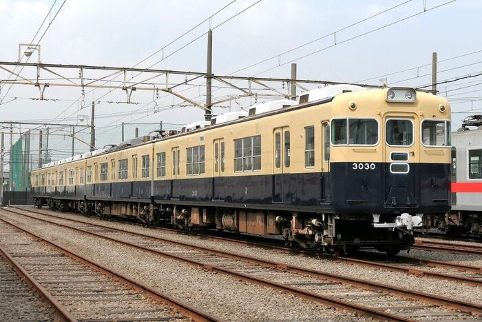 復刻ツートンカラーの3030号編成は