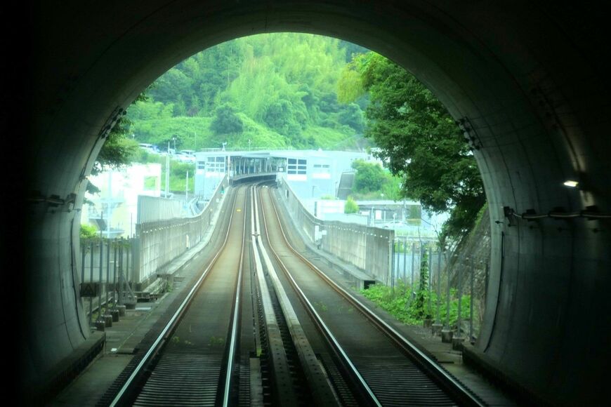 白庭台駅からトンネルを抜けると学研北生駒駅に到着（記者撮影）