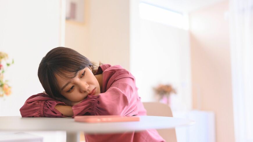 がんばっているのに満たされない、人のことばかり気になる……そんなあなたへ、自分のために幸せをつくる方法を紹介します（写真：Graphs／PIXTA）