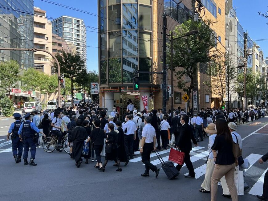 半蔵門駅近くに伸びる献花の列（東洋経済オンライン編集部撮影）