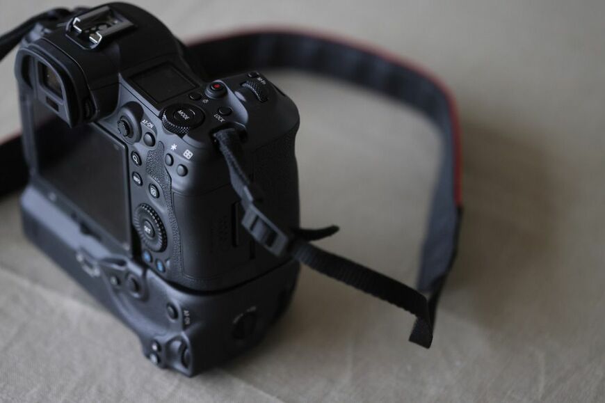山本さんの元愛機「Canon EOS R5 」バッテリーグリップ装着（写真：本人提供）