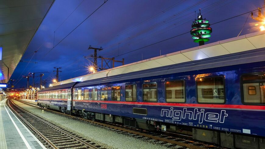 夜空と星をイメージした塗装が印象的な「Nightjet」（©OBB/Wegscheider）