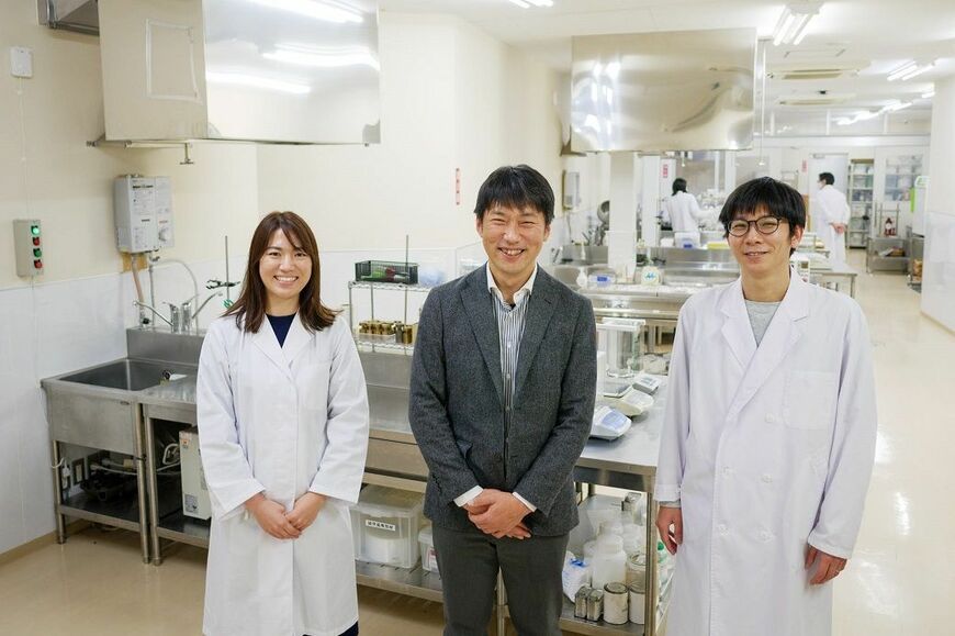 左から春日井製菓商品開発部の大原千洸さん、部長の鈴木克明さん、水上陽介さん（筆者撮影）
