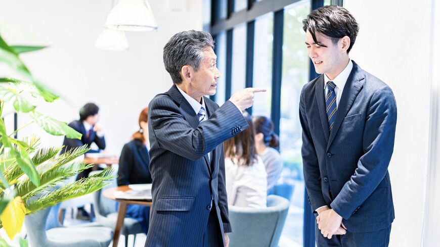 部下を叱責する上司