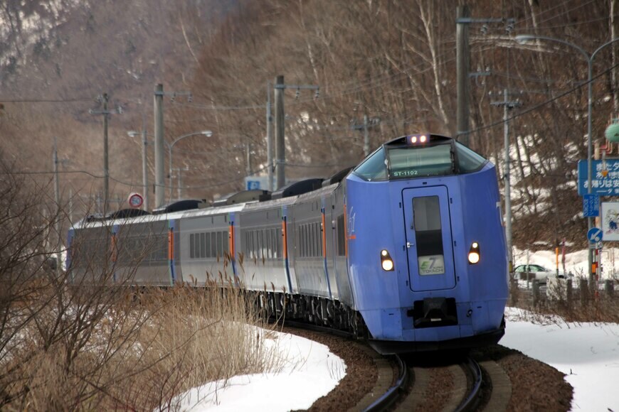 キハ261系「スーパーとかち」。振り子式ではなく空気ばね式車体傾斜の車両だ（撮影：南正時）