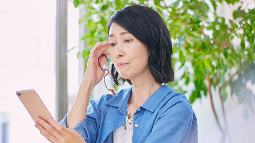 なんだか最近小さな文字が読みづらい……老眼の疑問について専門家に聞きました（写真：elise／PIXTA）この記事の画像を見る(◯枚)