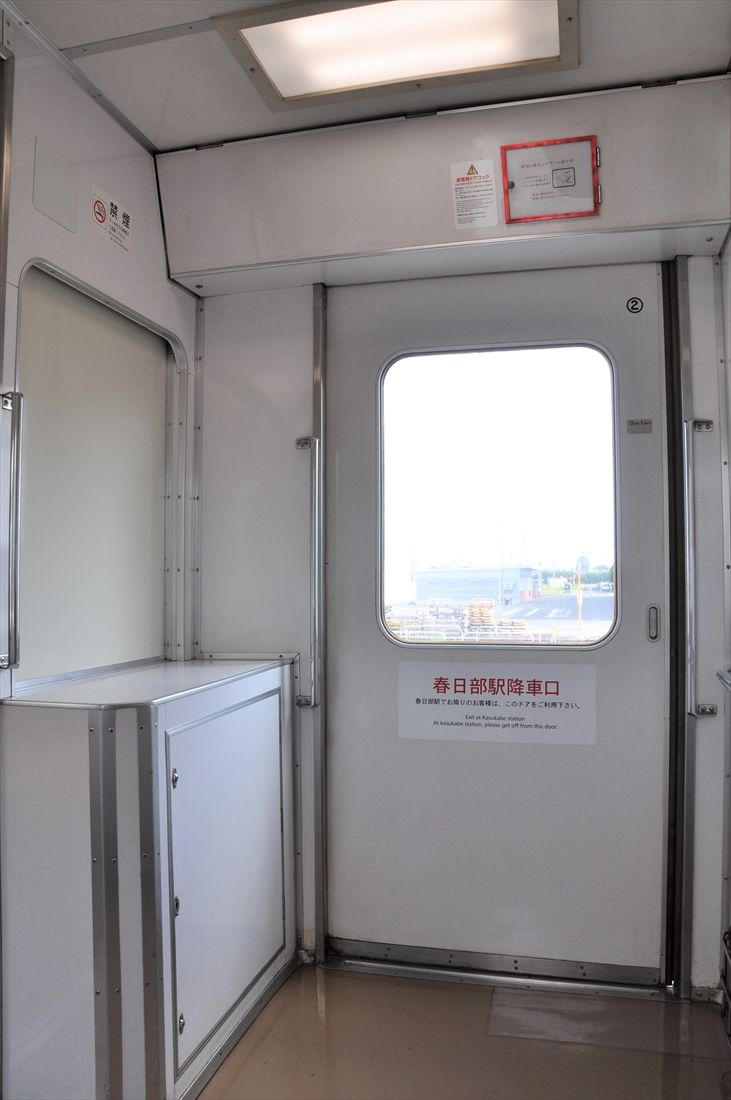 3号車のデッキ。左側の窪んだ部分にはかつて公衆電話があった（記者撮影）