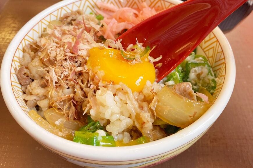 おんたまを割って、ごはんにからめていただきます（筆者撮影）