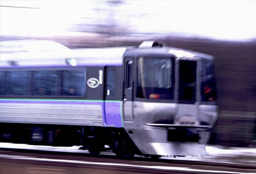 疾走する785系「スーパーホワイトアロー」（撮影：南正時）