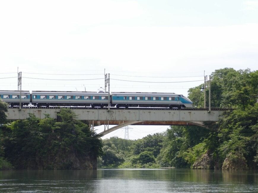東武鬼怒川線を走る水色のスペーシア