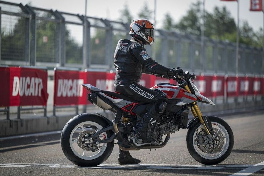 ドカティの新型バイク「ハイパーモタードV2/SP」（写真：DUCATI）