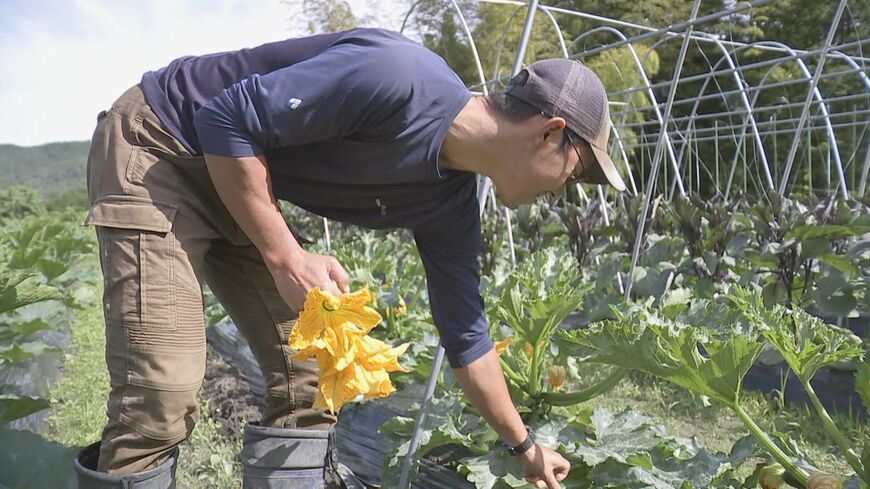 脱サラ移住した岐阜県白川町の有機農家・高谷裕一郎さん。NPO「ゆうきハートネット」が支えた（写真：川上監督提供）