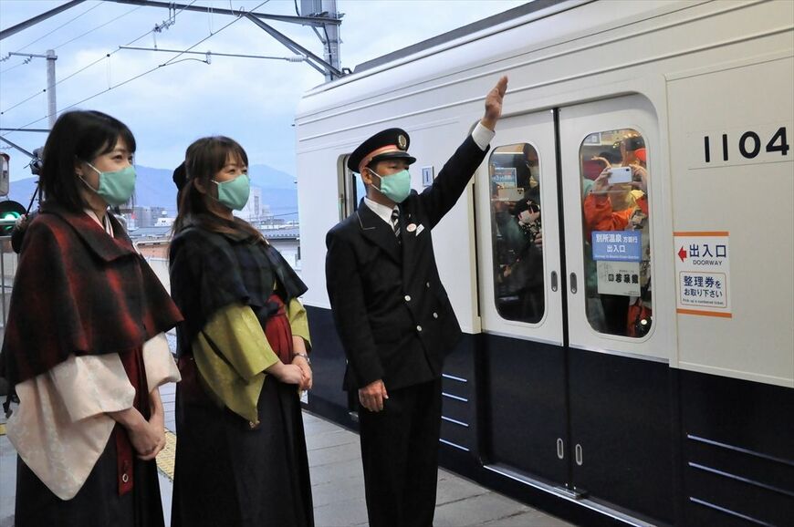 全線再開1番列車に発車合図を出す上田駅の児平駅長（記者撮影）