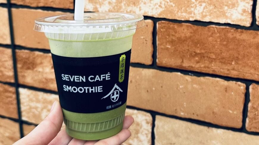 抹茶スムージーは、販売エリアによって使用する抹茶が異なる。ひとくちめに甘みがガツンときて、その後は抹茶の香りが印象的な一杯（写真：筆者撮影）