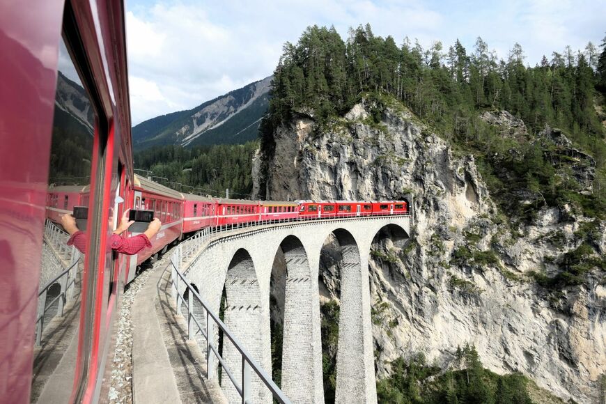 レーティッシュ鉄道の石造りのアーチ橋（筆者撮影）