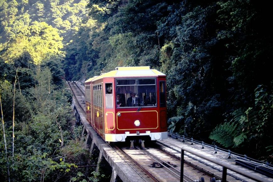 1989年導入のエンジ色をしたピークトラムの車両＝1995年（筆者撮影）