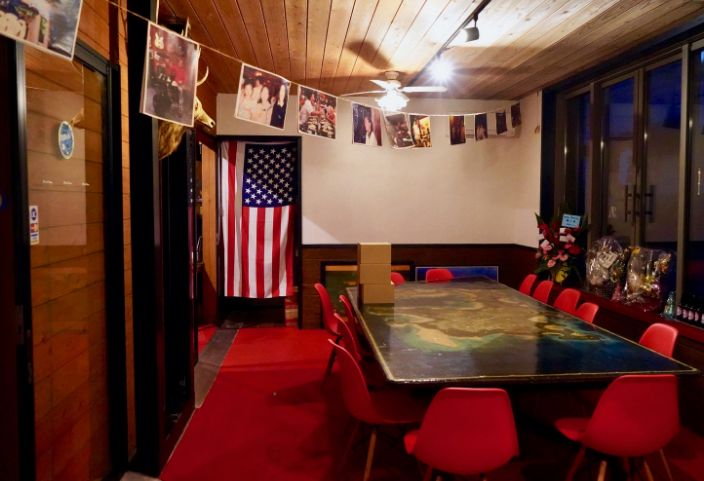 小笠原がアメリカ文化の影響を受けてきた歴史を感じる古きよき時代のアメリカンダイナーをモチーフにした店内