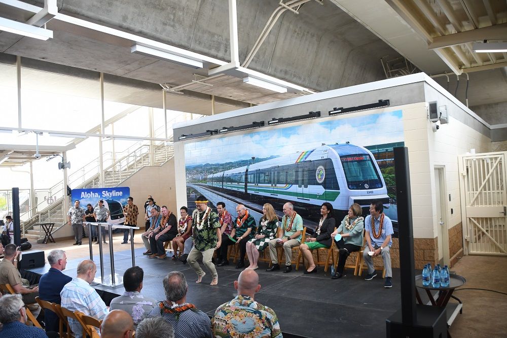 開業式典の様子。ハワイの踊りを披露（記者撮影）