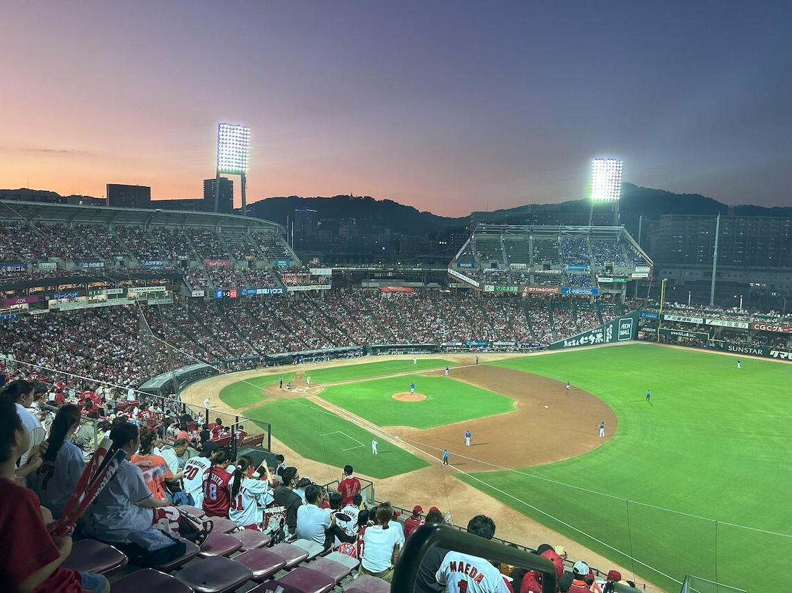 マツダスタジアムの日没（写真：筆者撮影）