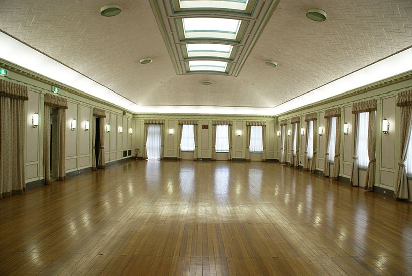 最上階にある広々とした大会場