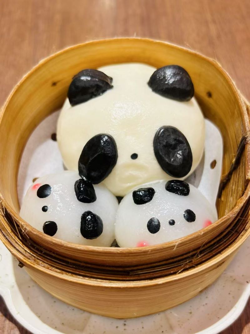 上野で食べたパンダあんぱん（筆者撮影）