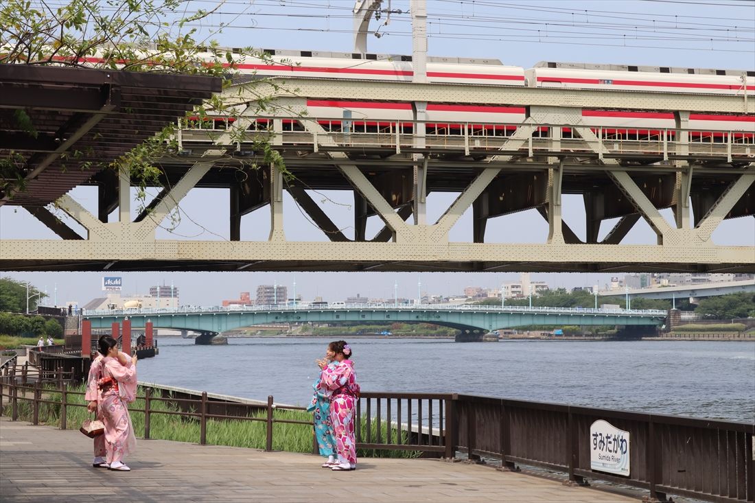 隅田川橋梁を渡る200型「りょうもう」（撮影：南正時）