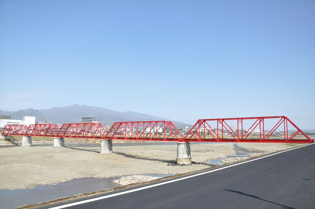 復旧した千曲川橋梁。右が落橋した「G5桁」＝2021年3月29日（記者撮影）